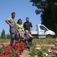 Team der Ketzer Baumschule im Beet